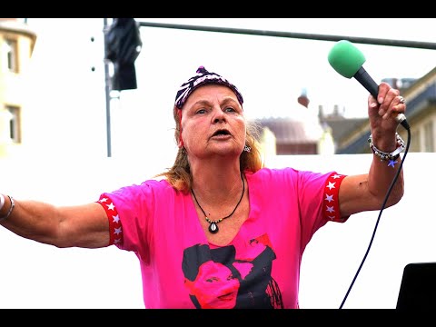 NDW-Star „Frl. Menke“ singt bei Anti-Corona-Demo