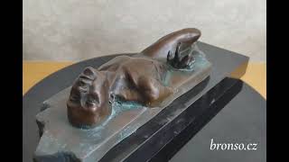 Bronzová socha Uvězněný muž – expresivní umělecká figurální plastika na podstavci