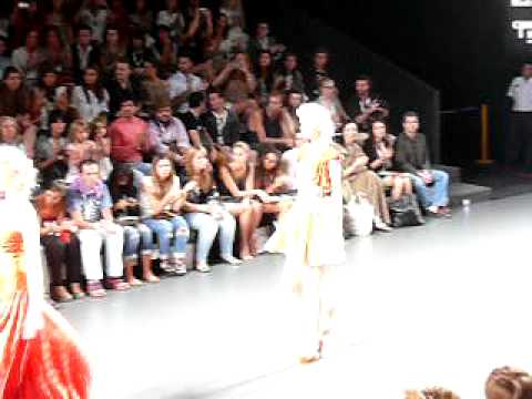 Desfile de kina Fernández en la Pasarela Cibeles