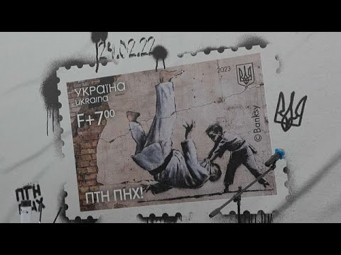 طابع بريدي أوكراني يمثل جدارية لبانكسي على مبنى مدمّر في كييف