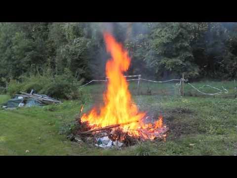 Großes Lagerfeuer und Zubereitung von EPA in der Glut