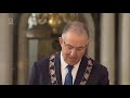 Burgemeester Aboutaleb leest gedicht voor in de Laurenskerk