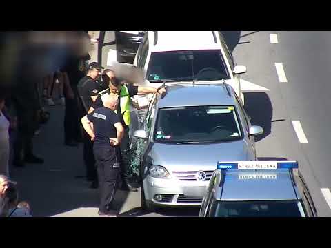 Matka zatrzasnęła dziecko w aucie na pełnym słońcu.