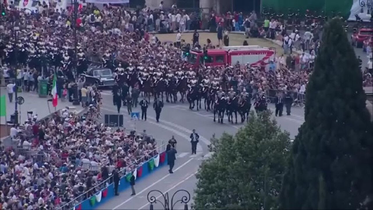 2 giugno, Mattarella e Crosetto arrivano in via dei Fori Imperiali scortati da Carabinieri a cavallo