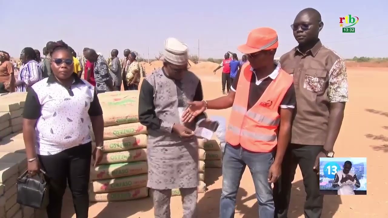 Des élèves des classes intermédiaires du Gulmu et leurs encadreurs font don de ciment à Faso Mêbo