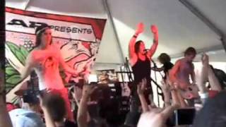 Family Force 5 perform &quot;Numb&quot; at AP&#39;s SXSW party (Altpress.com exclusive)