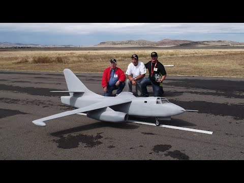 Douglas EB-66C (1:8 scale) TAXI TESTS! - Chino Valley Arizona, October 2015