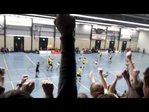 Marieke scoort doorloopbal voor DVO tegen Dalto