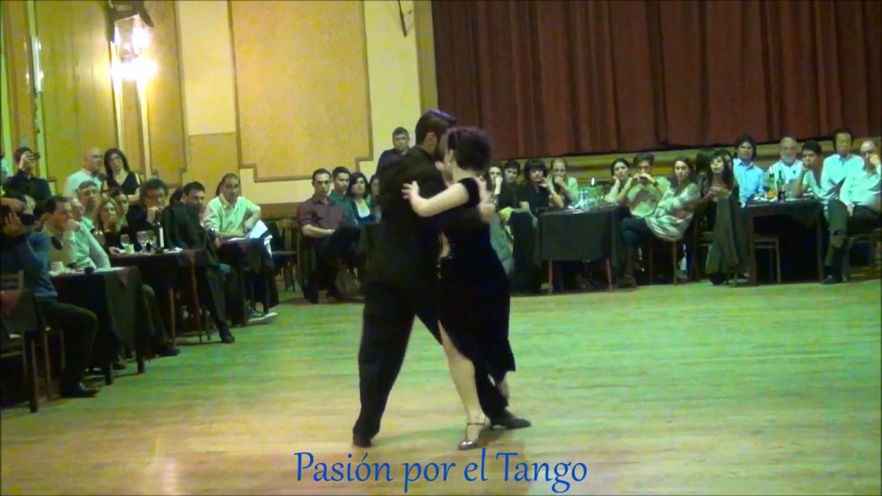 GIOVANNA DI VINCENZO y MARTIN ALMIRON Bailando el Tango BIEN PULENTA en YIRA YIRA MILONGA