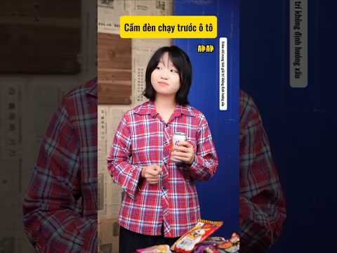 Cầm đèn chạy trước ô tô