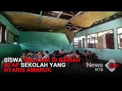 SISWA BELAJAR DI BAWAH ATAP SEKOLAH YANG NYARIS AMBRUK