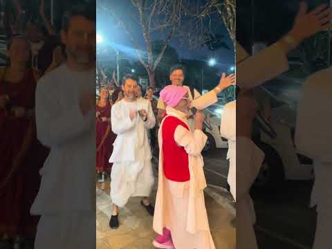 Hare Krishnas cantando na rua no interior de Goiás em Alto Paraíso com Gurudev Srila BV Vana Maharaj