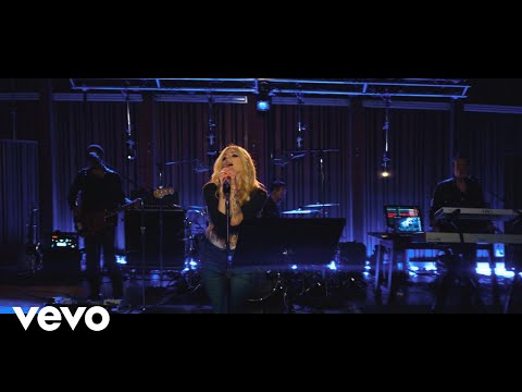 Avril Lavigne “Dumb Blonde” (Live from Honda Stage at Henson Recording Studios)