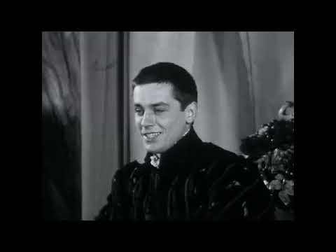 Συνέντευξη του νεαρού Alain Delon (1961), εμβληματικού ζεν πρεμιέ του γαλλικού και ευρωπαϊκού κινηματογράφου, σχετικά με τις διαφορές ανάμεσα στη δουλειά του ηθοποιού στο θέατρο και στον κινηματογράφο.