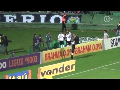 Que mico! Joel cai em comemoração de gol contra o São Paulo