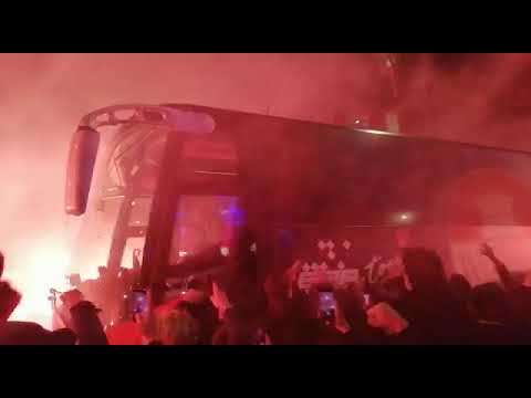 Willem II - AZ spelersbus op de heuvel