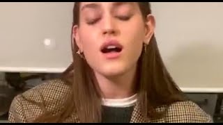 Gaia Gozzi si commuove cantando “Vedrai Vedrai” di Luigi Tenco in Diretta Instagram con Bazar Brasil