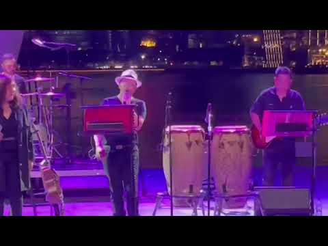 Linda Elizabeth and Max Surin(concert at the Esplanade) 19/12/21 I want to break free