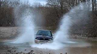 preview picture of video 'Стандартные Nissan Terrano и новые Нивы Lada 4x4 в грязи в горах. Плачущая скала, джиперский водопад'