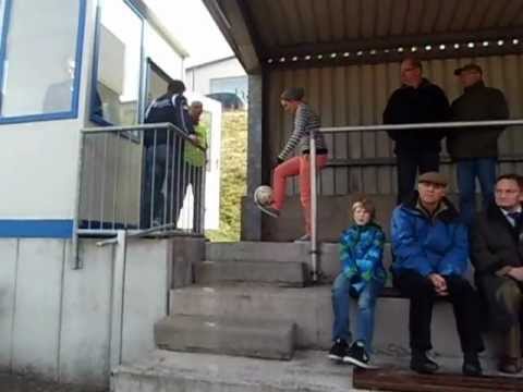 Sportreporterin Christina Graf von Radio Siegen "bewirbt" sich bei TuS Erndtebrück