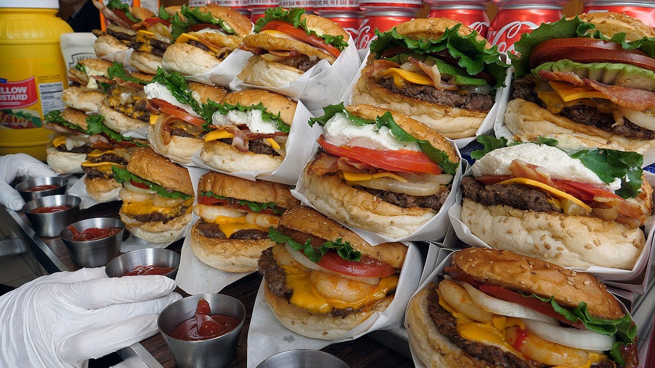 소스부터 직접 만드는, 뉴욕식 수제버거! / New York Style Bacon Cheeseburger - Korean Street Food