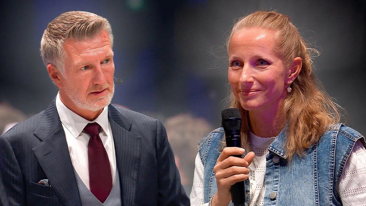 Dochter Belt Ouders Na 10 Jaar Stilte (Emotioneel)