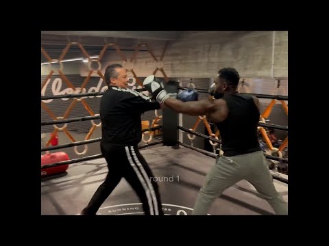 Wing Chun Sifu vs Boxer - Epic Sparring