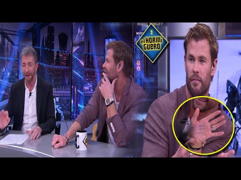 CHRIS HEMSWORTH LLEVA LA CHULETA DE ELSA PATAKY PARA SU VISITA CON PABLO MOTOS EL HORMIGUERO