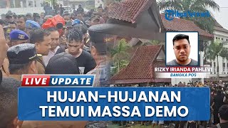 Menolak Dipayungi, Gubernur Babel Hujan-Hujanan Temui Massa Demo di Gerbang Kantor Gubernur