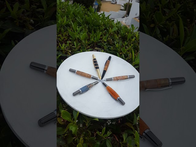 Vídeo relacionado con Bolígrafo de madera de olivo KASSIS - Hecho a mano con hermosas vetas y texto personalizado en elegante caja de madera - Bolígrafo personalizado (Sin grabado)