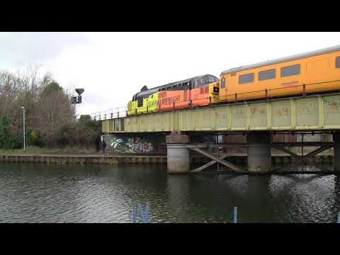 37099 T&T 37521 pulling away after a signal stop Peterborough 12/01/19