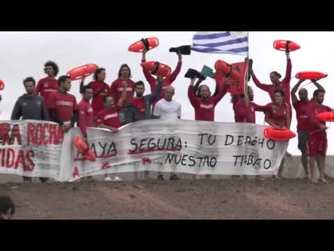 Guardavidas de Rocha protestaron en el agua frente al puente Garzón