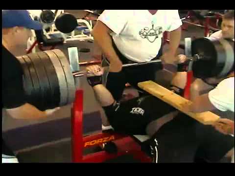 Ryan Kennelly nieoficjalny rekord świata : wyciskanie leżąc 508 kg (1120 pounds)