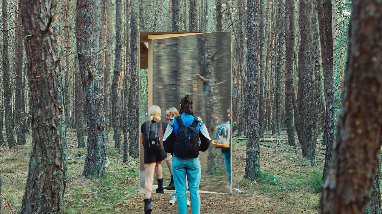 Ladrões constroem casa espelhada para enganar assassinos após roubarem um chefão do crime