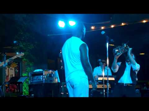 Dave Kov and BeBe Winans performThe Dance live at Thornton Winery