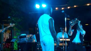 Dave Kov and BeBe Winans performThe Dance live at Thornton Winery