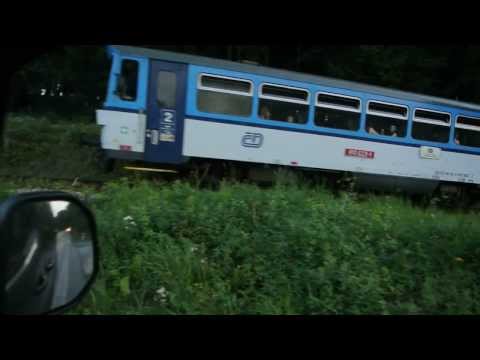 Vlak 810 na přejezdu u Němčic.