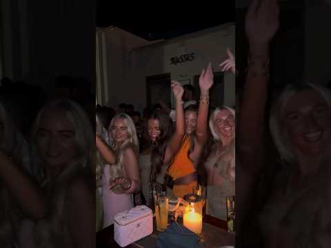 Girls trip in Mykonos 🇬🇷🔥 📹 by: @klb____x [IG]#mykonos #technogirls #ravers #housemusic #technomusic