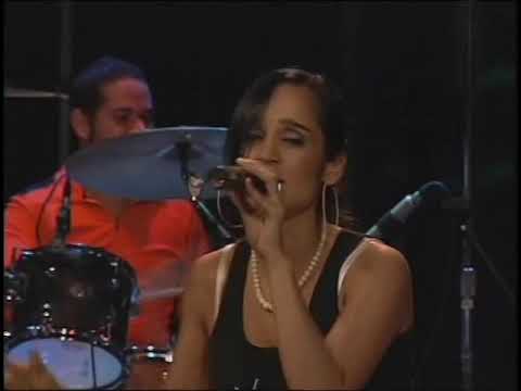 Julieta Venegas -  Liston De Tu Pelo @ LATV Live 2005