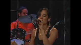 Julieta Venegas -  Liston De Tu Pelo @ LATV Live 2005