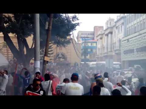 "Pídeme La Luna, Te La Bajaré" Barra: La Ultra Fiel • Club: Club Deportivo Olimpia • País: Honduras