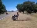 Un motociclista es atropellado mientras jugaba con su moto 