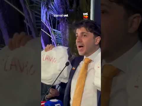 Renan Santos chega ao debate da Band e leva fraldas com nomes de Flavio e Lula