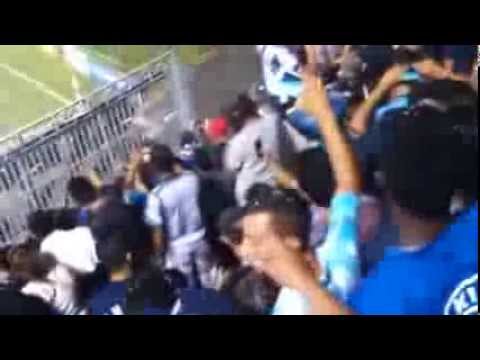 "Motagua vs America, manta gigante y apoyo" Barra: Revolucionarios 1928 &bull; Club: Motagua