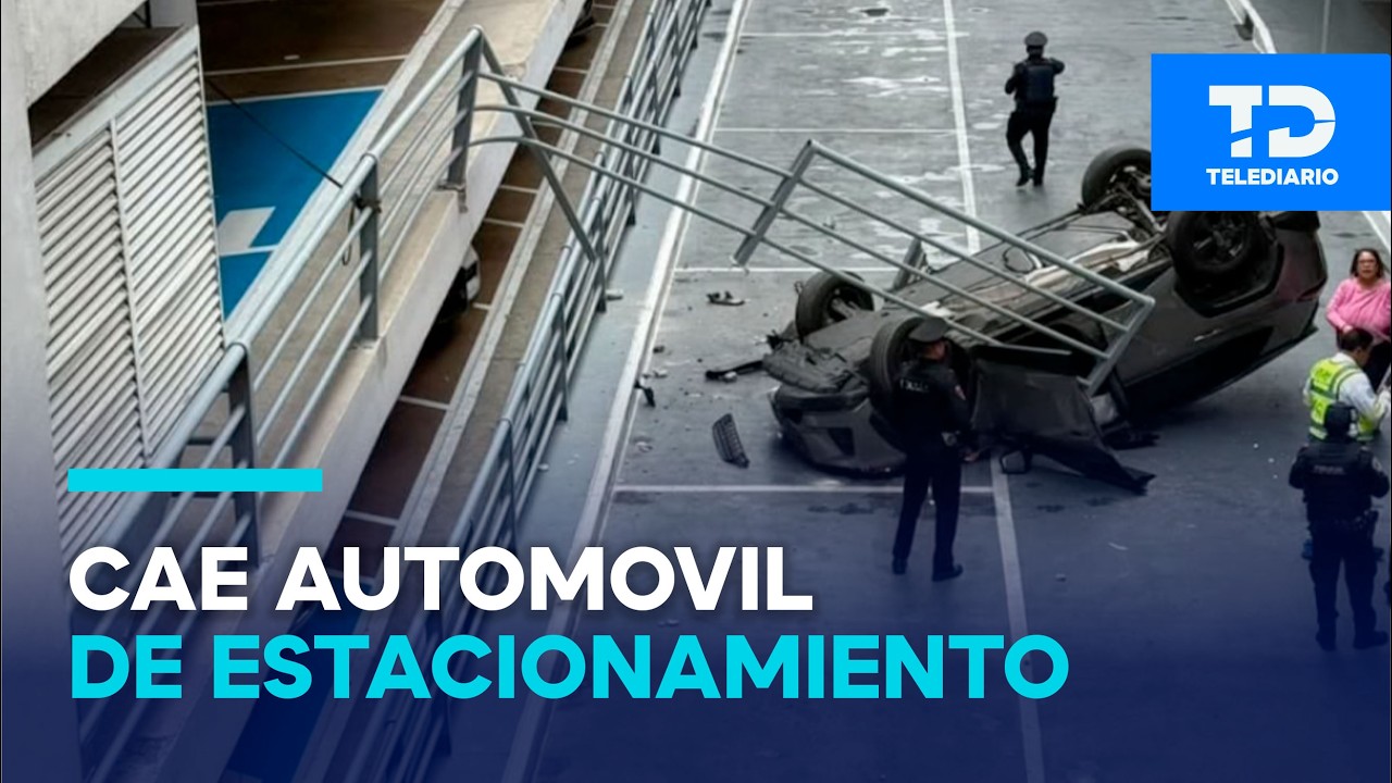 Mujer cae con su auto del segundo piso de un estacionamiento en Galerías Coapa