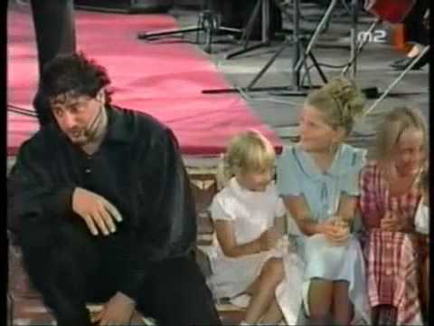 Jose Cura -- Fun With Kids During His Performance