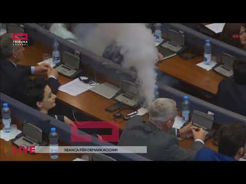Momenti i hedhjes se gazit ne Kuvend