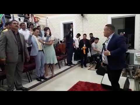 Josivan Portela entregando revelação profunda ao cantor Adaelson Guimarães