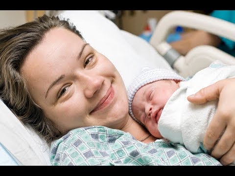 Elle va chez le médecin pensait avoir une appendicite, mais elle a donné naissance à un bébé. Video