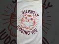 REMERA OVER ESTAMPADA CAT SILENTLY JUDGING YOU